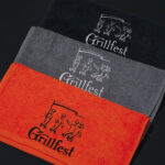 Grillfesti grillirätik (must, valge tikandiga) - Image 2